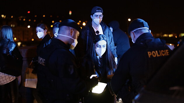 Policie ve večerních hodinách rozehnala lidi na pražské náplavce. (30. března 2021)