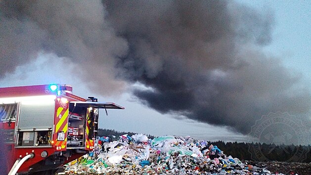 Osm jednotek hasičů bojovalo s plameny na skládce komunálního odpadu v Českých Libchavách.