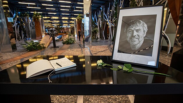 V pražském sídle společnosti PPF Group vzniklo pietní místo s kondolenční knihou pro rodinu Petra Kellnera, který tragicky zahynul při pádu vrtulníku. (29. března 2021)