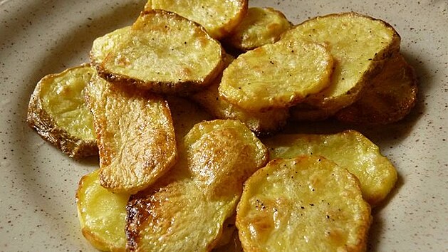 Stačí nakrájet brambory na plátky a po půl hodině v troubě máte hotové chipsy