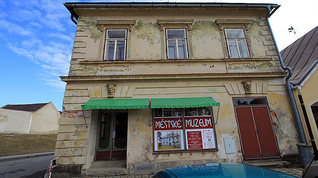 Dům malíře Karla Balíčka na náměstí Národního povstání ve Svratce postupně chátral, před čtyřmi roky jej koupilo město. Po rekonstrukci by z něho mělo být sídlo městského úřadu, galerie a informačního centra.