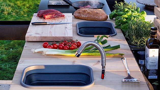 Oceněný modulární systém Leva - varianta Home. Na zahradě si můžete vytvořit  letní kuchyň.