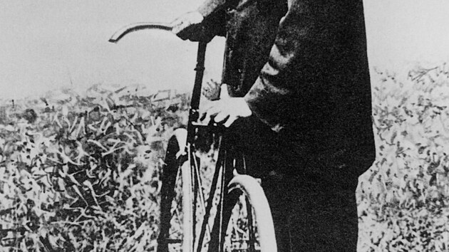 Skotský vynálezce pneumatiky nahuštěné vzduchem John Boyd Dunlop
