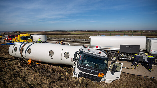 Cisterna převážející benzin a naftu se převrátila na dálnici D11 u Klamoše (30. 3. 2021).