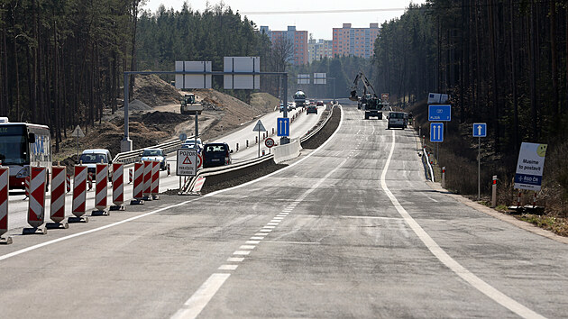 Od tvrtka idii poprv pojedou po nov silnici z Plzn do Temon. (31. 3. 2021)