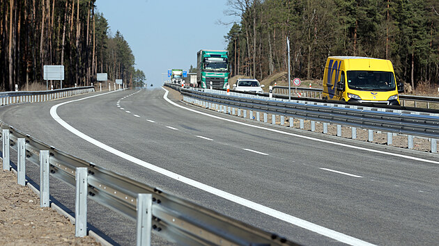 Od čtvrtka řidiči poprvé pojedou po nové silnici z Plzně do Třemošné. (31. 3. 2021)