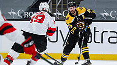 Rozehrává David Krej�í z Bostonu, napadá ho Trevis Zajac z New Jersey.