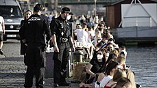 Policisté na pražské náplavce kontrolují dodržování vládních opatření. (31....