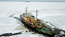 Ledoborec ruské flotily proplouvá zátokou Neva. (18. bezna 2021)