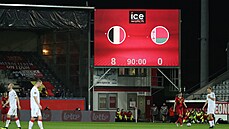 DEBAKL. Na světelné tabuli svítí konečné skóre 8:0 zápasu Belgie - Bělorusko.