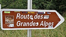 Ukazatel k cest Route des Grandes Alpes