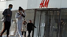 Lidé procházejí kolem zavené prodejny védského etzce spolenosti H&M v...