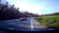 Ferrari vjelo do protismru na silnici u Hluboké nad Vltavou.