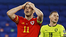 Gareth Bale, kapitán Walesu, lituje nepromnné ance v duelu s eskem.