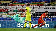Daniel James z Walesu střílí gól v zápase s Českem, Jan Bořil ho neuhlídal,...