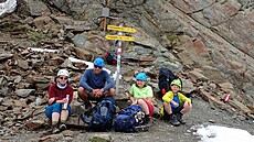 To jsme my, rodina s batohem v rakouském nebi (děti 13 a 11 let). Plyšový svišť...