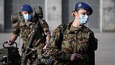 Ve snaze vyjít vstříc ženám zařazuje švýcarská armáda do výstroje dámské spodní...