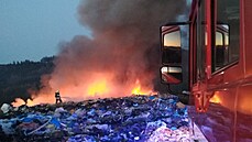 Osm jednotek hasi bojovalo s plameny na skládce komunálního odpadu v eských...