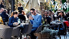 Lidé posedávají na terasách kaváren v chorvatském Záhebu. (27. bezna 2021)