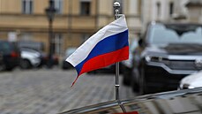 Ruská vlajka na vozidle u ambasády Ruské federace (16. prosince 2020)