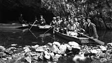 Ped sto lety se v Punkevních jeskyních lidé plavili na tyech devných...