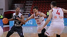 Devon Hall (vlevo) z Bambergu v zápase s Nymburkem, atakuje ho Luká Palyza.