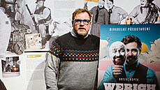 Václav Kopta pózuje ve Werichov vile s plakátem k letnímu pedstavení Werich.