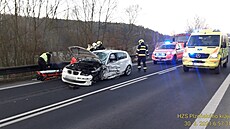 Nehoda na Domažlicku. Řidič osobního vozidla ladil za jízdy rádio a přejel do...