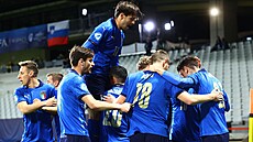 Italští fotbalisté do 21 let se radují z gólu proti Slovinsku.