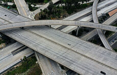 Pasadena, Los Angeles. Bidenova administrativa chce na modernizaci silnic a...