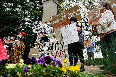 Lidé protestují proti nenávisti u sochy vojáka Konfederace v centru Selmy. (27....