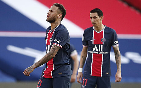 Fotbalist PSG Neymar (vlevo) a Angel Di Maria po inkasovanm glu od Lille.