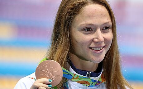 Bloruská plavkyn Alexandra Herasimenjová s bronzovou olympijskou medailí z...