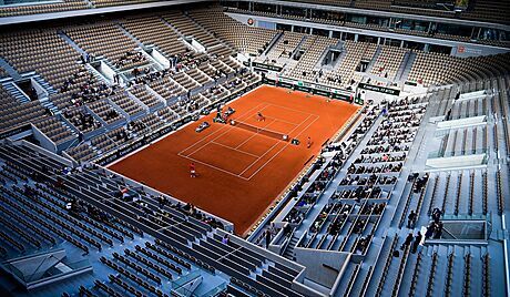 Pohled na centrální dvorec Philippa Chatriera na Roland Garros.