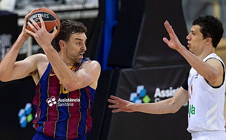 Pau Gasol (vlevo) z Barcelony se snaí vyzrát na  Vladimira Luie z Bayernu...