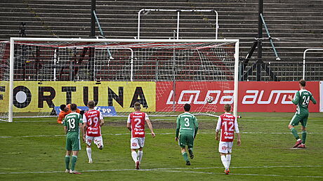 David Puká z Bohemians (vpravo) stílí první gól v utkání s Pardubicemi z...