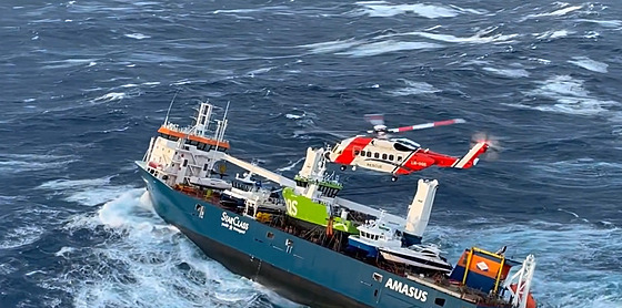 Z naklánjící se nákladní lodi u norského pobeí bylo evakuováno 12 lidí