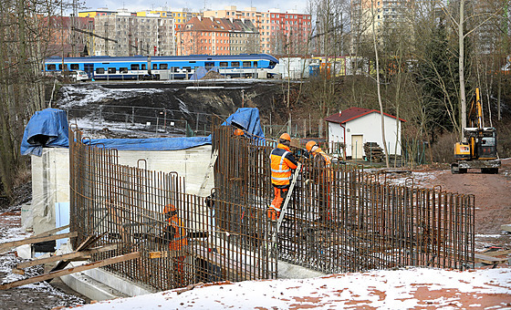 Stavba lávky pro pěší na Švédský vrch přes kolejiště nádraží v Chebu.