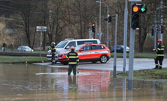 Brněnští hasiči zasahují v ulici Bystrcká. (8. dubna 2021)