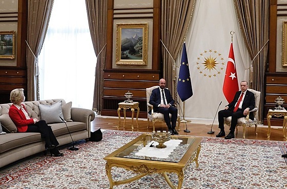 Šéfku Evropské komise Ursulu von der Leyenovou usadili při jednání s tureckým...