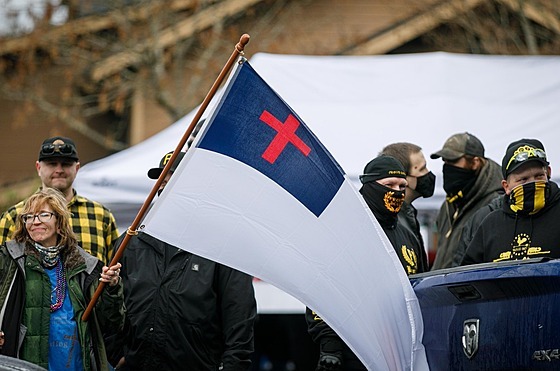 ena drí kesanskou vlajku na demonstraci proti právm homosexuál, kterou...