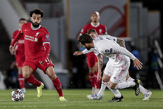 Muhammad Salah (Liverpool) vede míč v utkání s Realem Madrid.