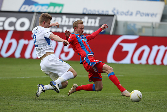 Plzeský fotbalista Ondej Mihálik ve skluzu doráí mí do sít v pohárovém...