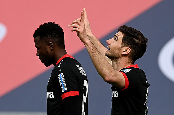 Lucas Alario (vpravo) z Leverkusenu se raduje ze svého gólu.