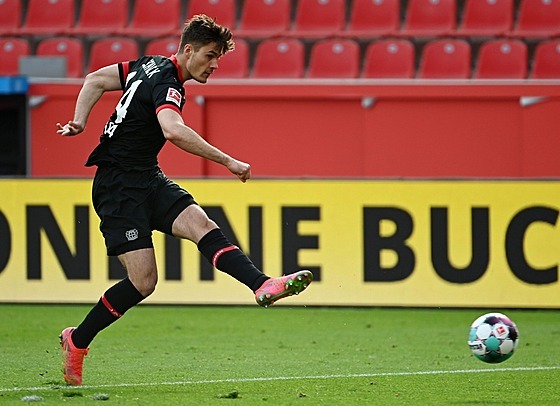 Patrik Schick, útoník Leverkusenu, stílí gól v utkání proti Schalke.