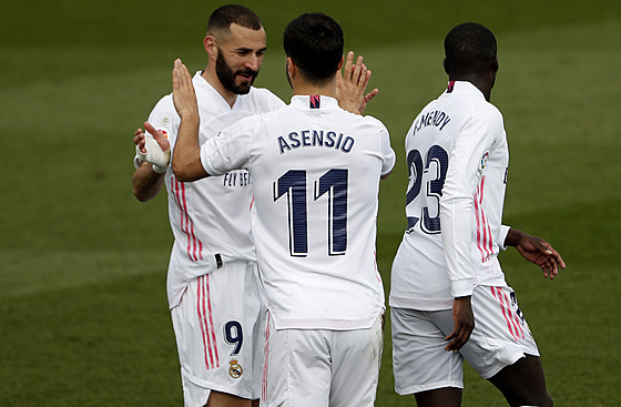 Marco Asensio slaví svůj gól se spoluhráči z Realu Madrid.