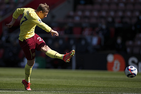 Útoník Matj Vydra z Burnley stílí gól Southamptonu.