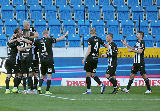 Fotbalisté eských Budjovic se radují z gólu.