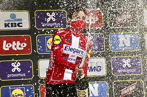 Kasper Asgreen na pódiu slaví vítězství v závodě Kolem Flander.