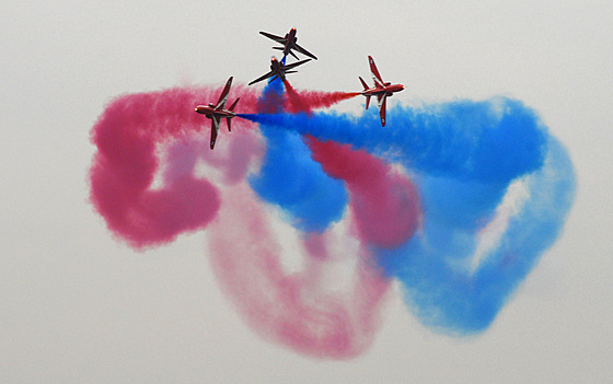 Legendární brit�tí Red Arrows na Dnu NATO v Ostrav� v roce 2006. První...